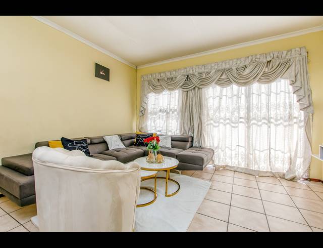 2 BEDROOM APARTMENT RENTED IN WILGEHEUWEL